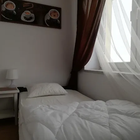 Lorf Hostel&coffee بيت شباب كراكوفيا